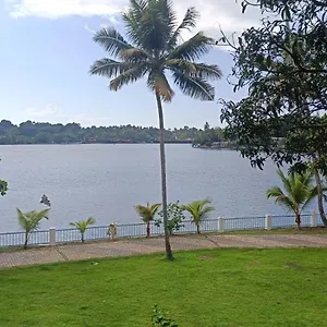 Ripples Backwater Resort, Resort